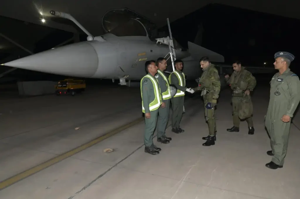 #MASSIVE: Indian Air Force Western Command AOC in Charge, Air Marshal P. M. Sinha flies a Nighttime Combat Mission in a Rafale fighter jet